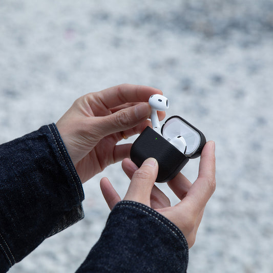 Apple AirPods 4 Kılıf Qi M-Safe Şarj Özellikli Native Union RE Classic Serisi Suni Deri Kapak