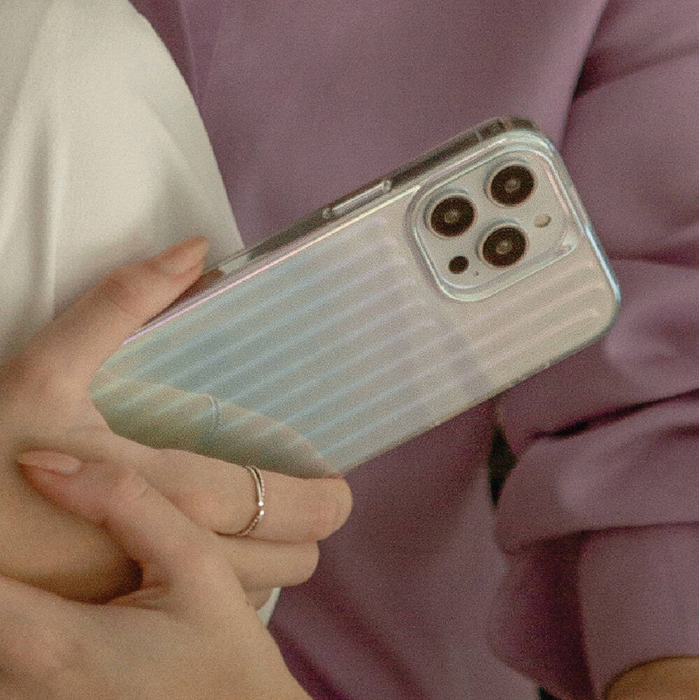 iPhone 14 Pro Kılıf Parlayan Arka Yüzey Coehl Linear Kılıf Yeşil