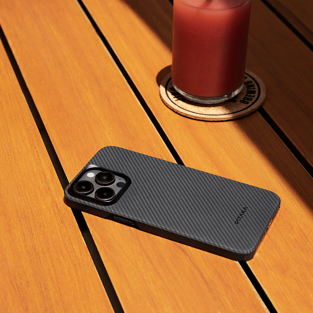 iPhone 15 Pro Kılıf Magsafe Şarj Özellikli 600D Aramid Fiber Pitaka Ultra-Slim Classic Serisi Black-Grey Twill Kılıf Siyah-Gri