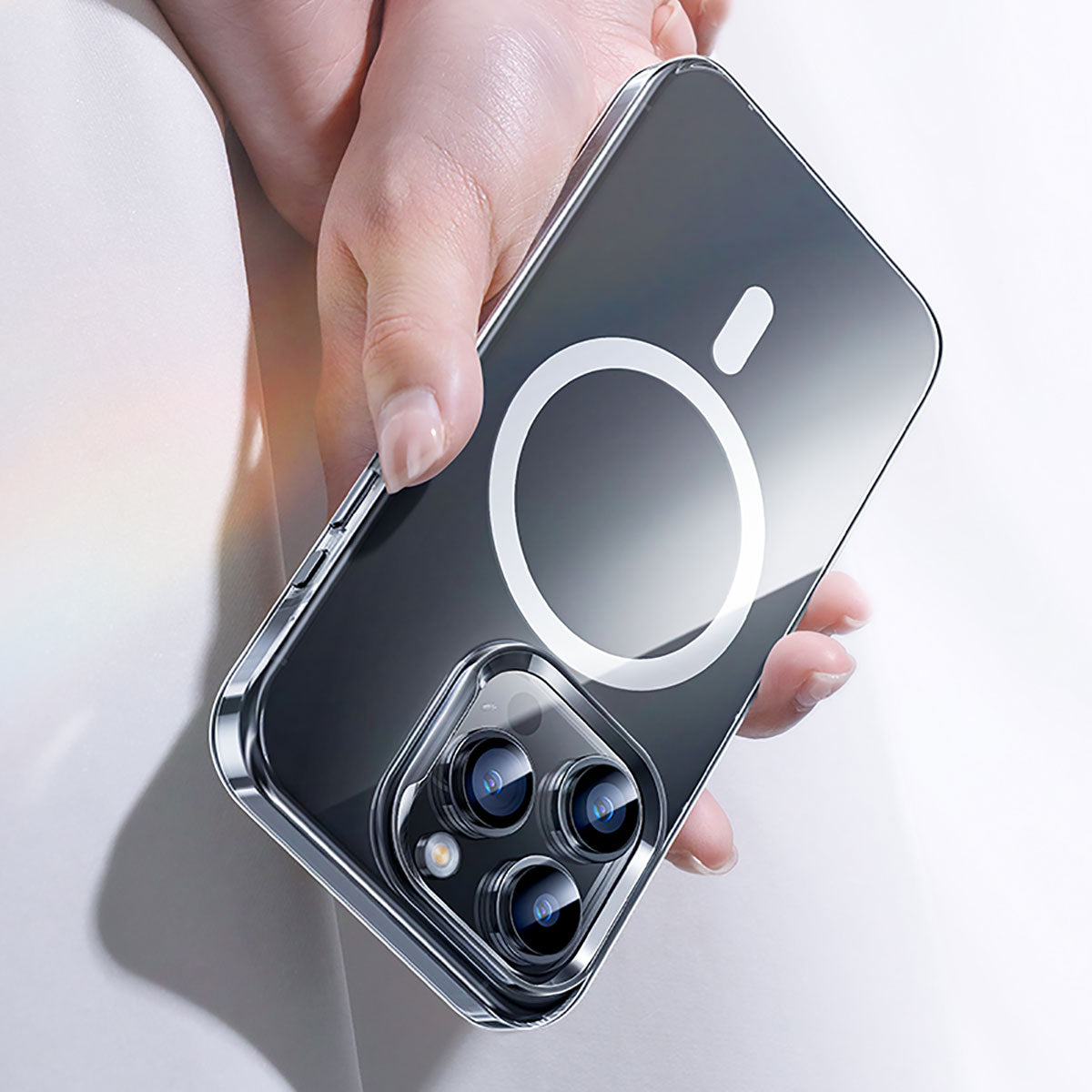 iPhone 15 Pro Kılıf Magsafe Şarj Özellikli Benks Crystal Serisi Şeffaf Kılıf Renksiz