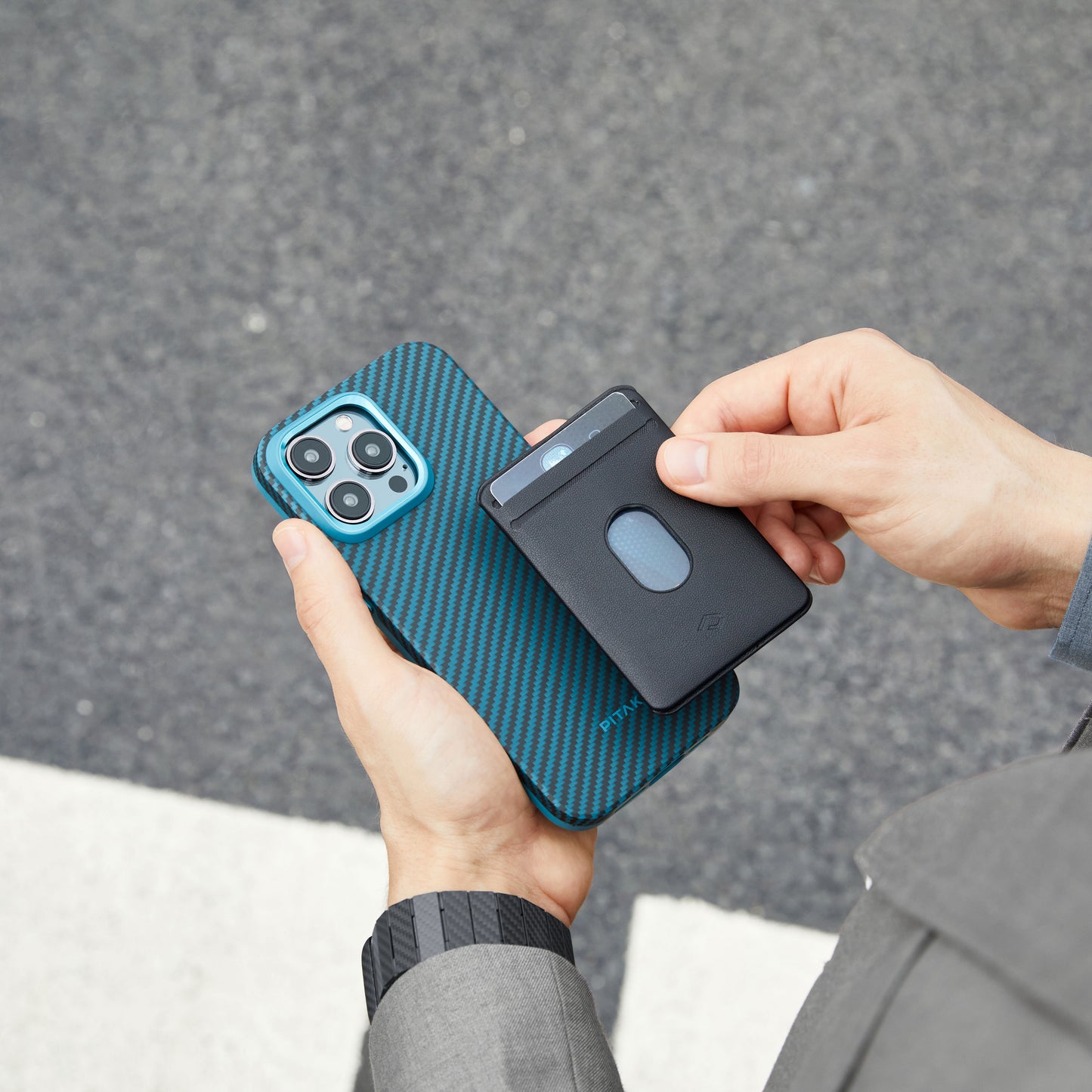 iPhone 15 Pro Max Kılıf Magsafe Şarj Özellikli 1500D Aramid Fiber Pitaka Military-Grade Classic Serisi Black-Grey Twill Kılıf Siyah-Gri