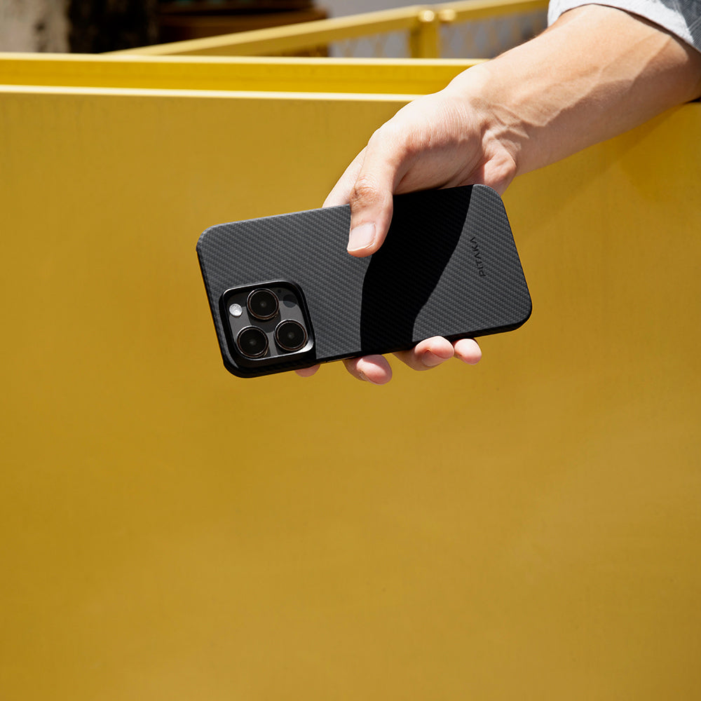 iPhone 15 Pro Max Kılıf Magsafe Şarj Özellikli 600D Aramid Fiber Pitaka Ultra-Slim Classic Serisi Black-Grey Twill Kılıf Siyah-Gri