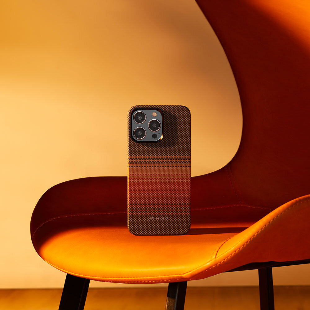 iPhone 15 Pro Max Kılıf Magsafe Şarj Özellikli Aramid Fiber Pitaka Tactile Woven Sunset-Moonrise Serisi Sunset Kılıf Kahverengi