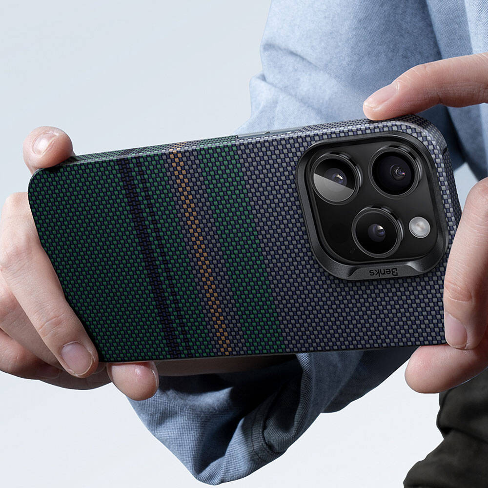 iPhone 15 Pro Max Kılıf Magsafe Şarj Özellikli Karbon Fiber Tasarımlı Benks Aurora ArmorAir Kevlar Kılıf Siyah