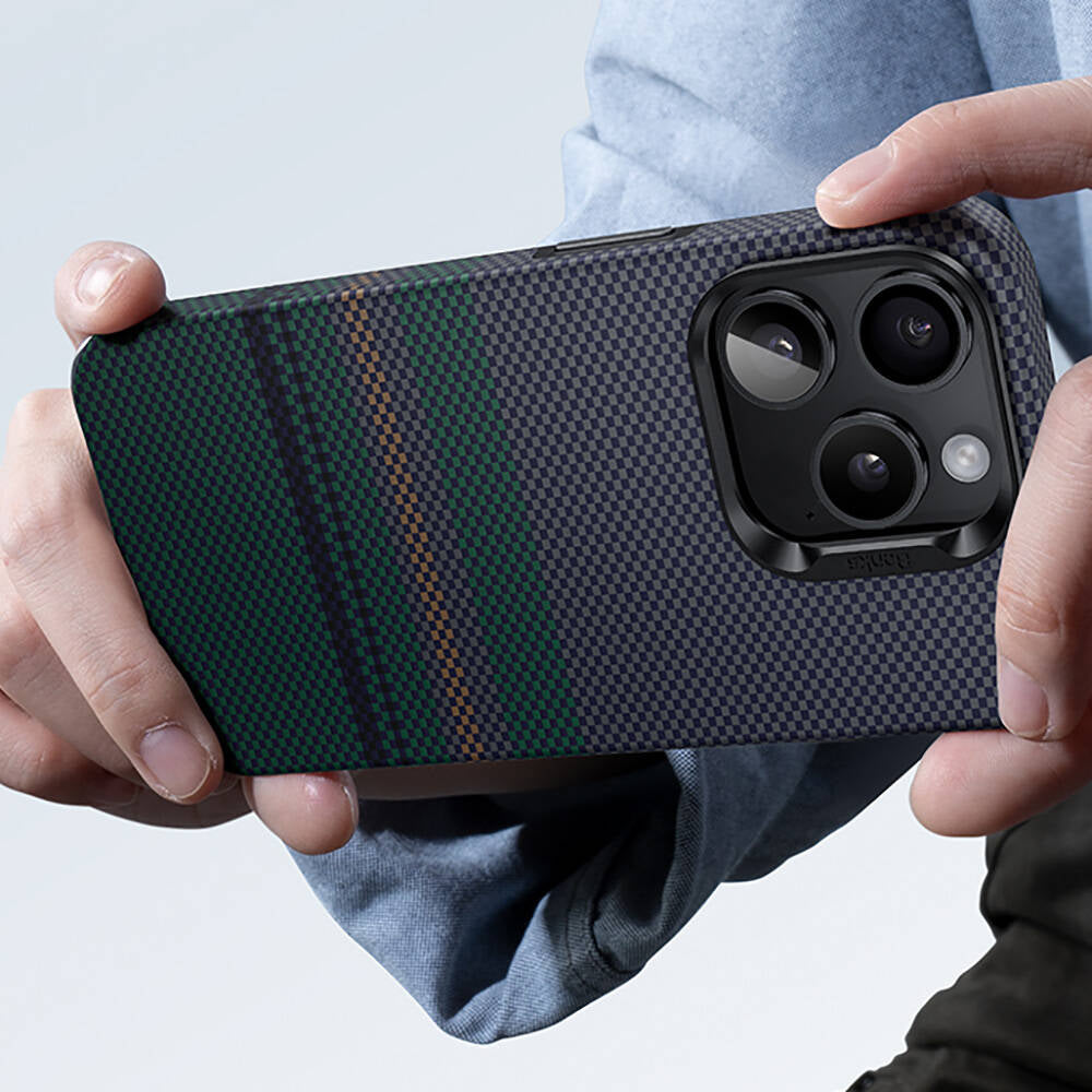 iPhone 15 Pro Max Kılıf Magsafe Şarj Özellikli Karbon Fiber Tasarımlı Benks Aurora ArmorPro Kevlar Kılıf Siyah