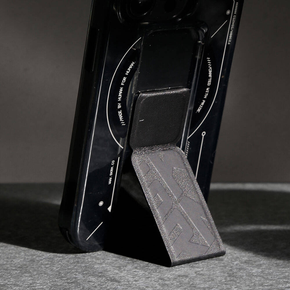 iPhone 15 Pro Max Kılıf Magsafe Şarj Özellikli Teknoloji Desenli Standlı Skinarma Helio Kılıf Siyah