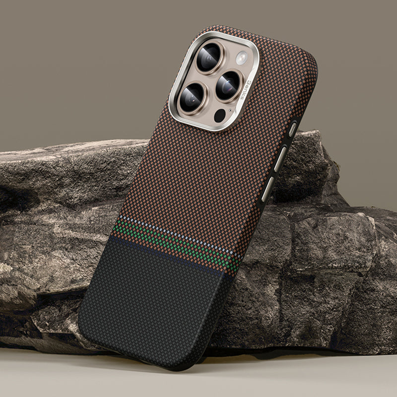 Apple iPhone 16 Pro Kılıf M-safe Şarj Özellikli Karbon Fiber Tasarımlı Benks Prestige ArmorPro Kevlar Kapak Gold