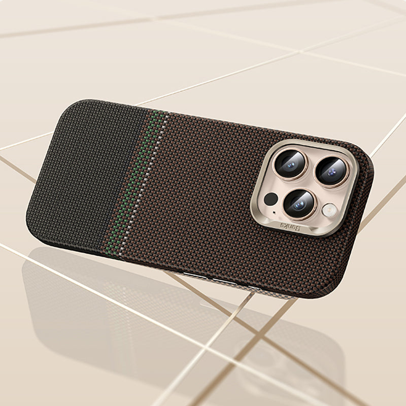 Apple iPhone 16 Pro Max Kılıf M-safe Şarj Özellikli Karbon Fiber Tasarımlı Benks Prestige ArmorPro Kevlar Kapak Gold