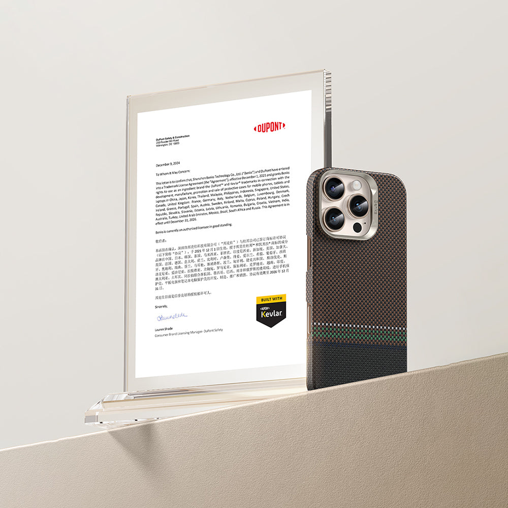 Apple iPhone 15 Pro Kılıf M-safe Şarj Özellikli Karbon Fiber Tasarımlı Benks Prestige ArmorAir Kevlar Kapak Gold