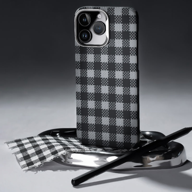 Apple iPhone 15 Pro Max Kılıf M-safe Şarj Özellikli Ekose Tasarımlı Benks ArmorVichy Kevlar Kapak Siyah