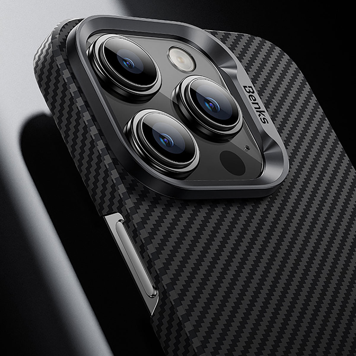 iPhone 15 Pro Max Kılıf Magsafe Özellikli Karbon Fiber Benks Essential ArmorAir 600D Kevlar Kılıf Siyah