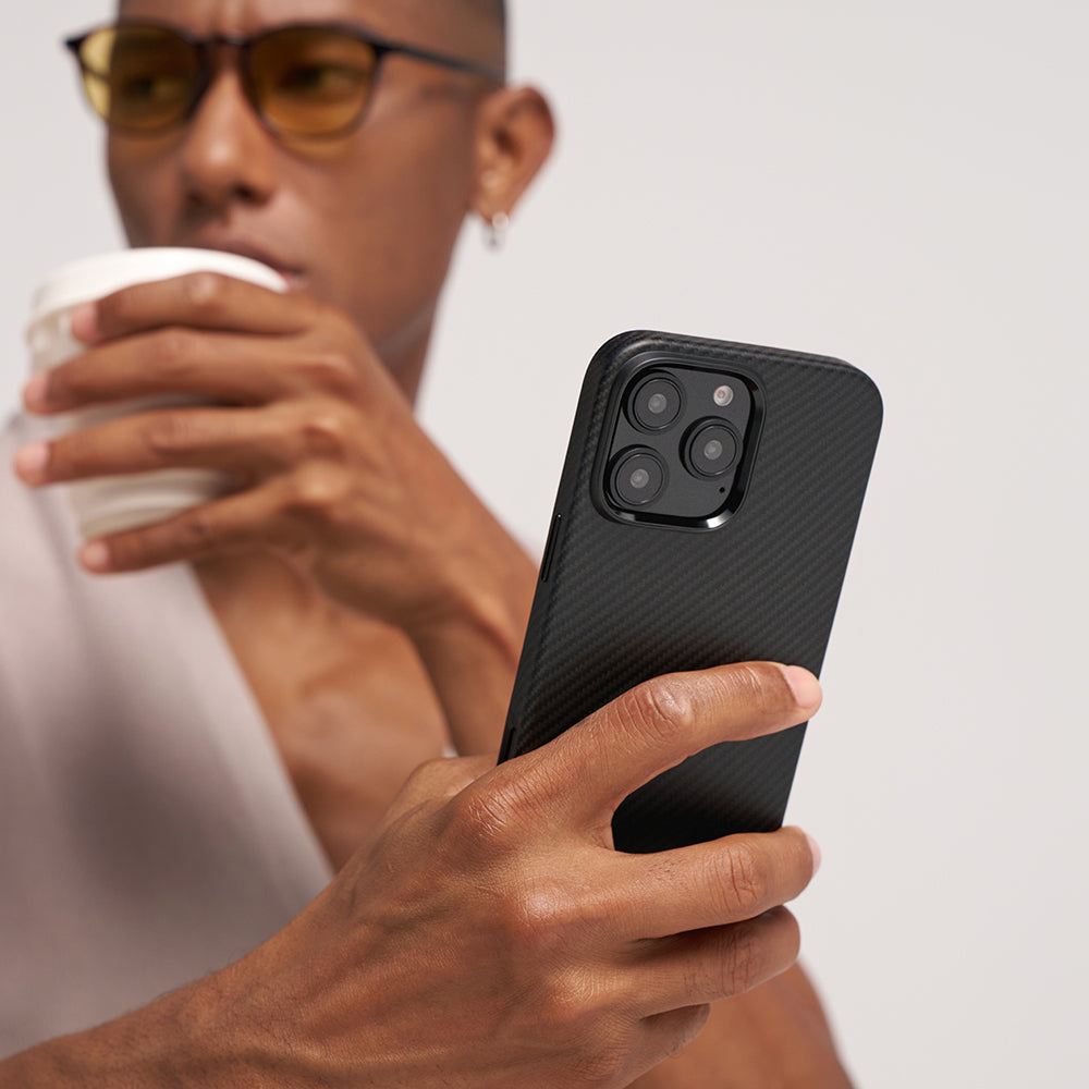 Apple iPhone 16 Pro Kılıf M-safe Şarj Özellikli Aramid Karbon Fiber Pitaka Military-Grade Classic Serisi New Logo Black-Grey Twill Kapak