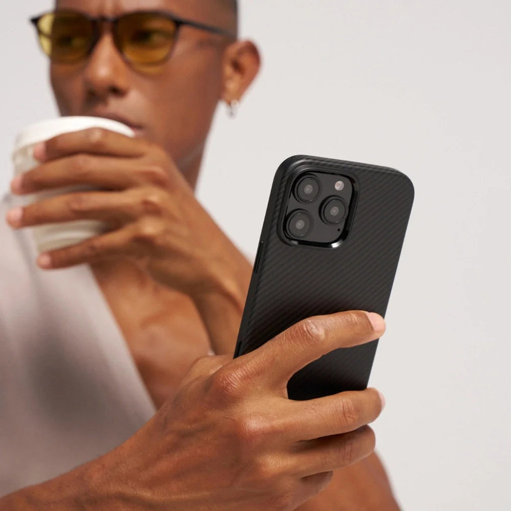 iPhone 16 Pro Kılıf Magsafe Şarj Özellikli Aramid Fiber Pitaka Military-Grade Classic Serisi Black-Grey Twill Kılıf Siyah