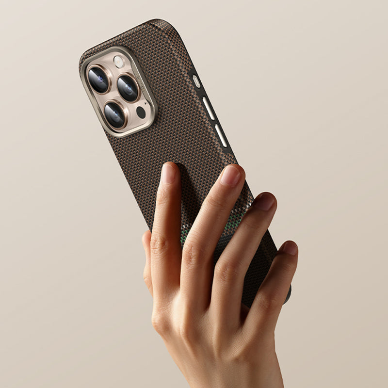 Apple iPhone 16 Pro Kılıf M-safe Şarj Özellikli Karbon Fiber Tasarımlı Benks Prestige ArmorPro Kevlar Kapak Gold