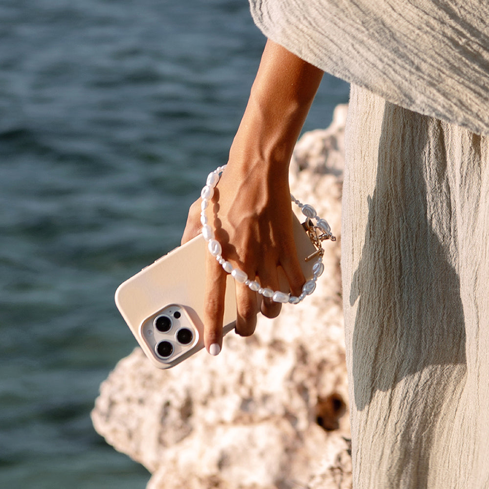 iPhone 16 Pro Kılıf Magsafe Şarj Özellikli Soft Arka Yüzey Askı İpli Coehl Muse Kılıf Kum Pembe