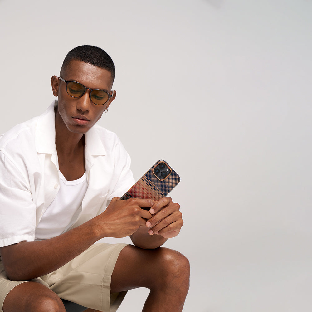 iPhone 16 Pro Max Kılıf Magsafe Şarj Özellikli Aramid Fiber Pitaka Military-Grade Sunset-Moonrise Serisi Sunset Kılıf Kahverengi