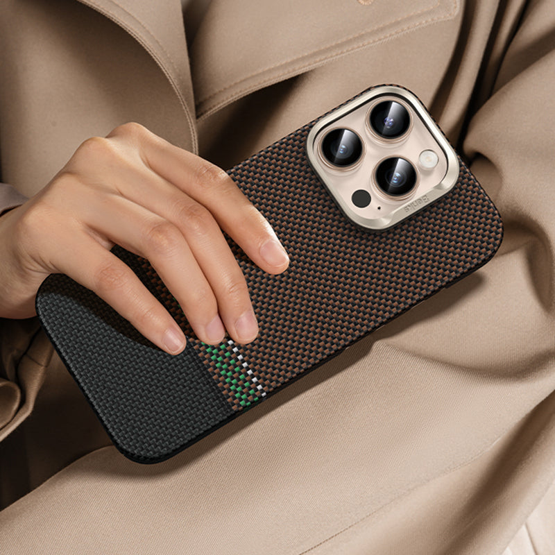 Apple iPhone 16 Pro Max Kılıf M-safe Şarj Özellikli Karbon Fiber Tasarımlı Benks Prestige ArmorAir Kevlar Kapak Gold