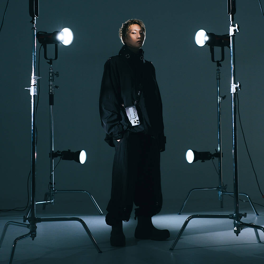 iPhone 16 Pro Max Kılıf Magsafe Şarj Özellikli Teknoloji Desenli Standlı Skinarma Helio Kılıf Siyah