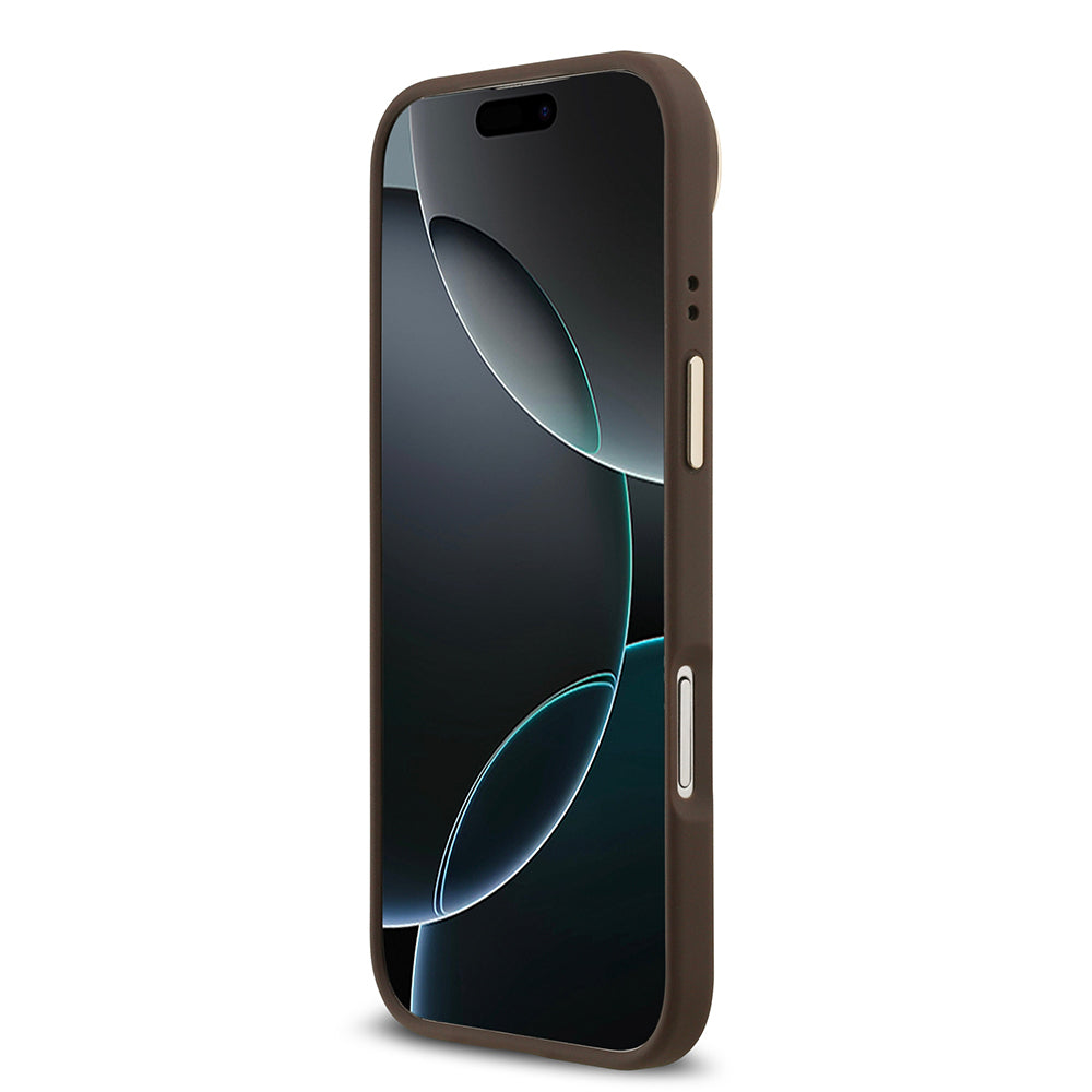 Apple iPhone 17 Air Kılıf Guess Orjinal Lisanslı M-safe Şarj Özellikli 4G Desenli PU Metal Plaka Klasik Logolu Kapak Kahverengi