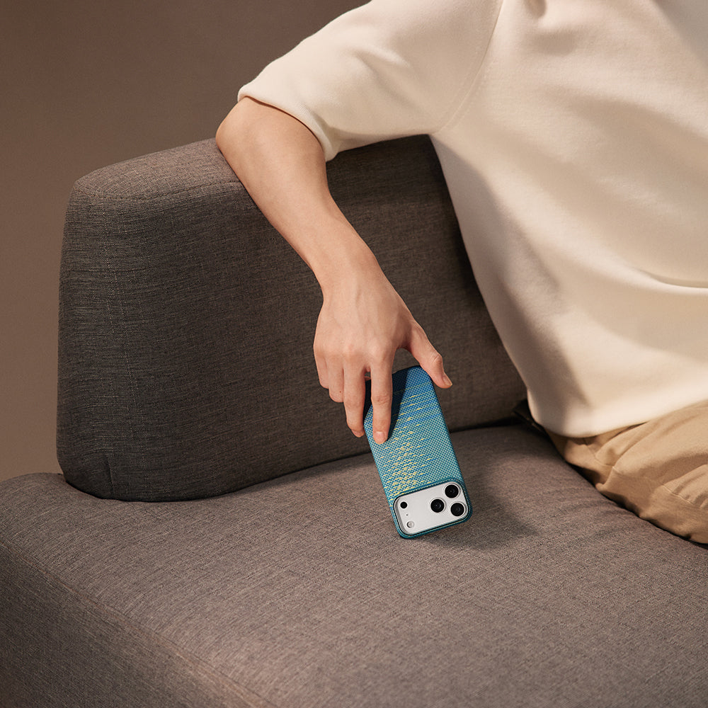 Apple iPhone 17 Pro Kılıf M-safe Şarj Özellikli Aramid Fiber Pitaka Glints of Gold Ultra Slim Serisi Kapak Gold