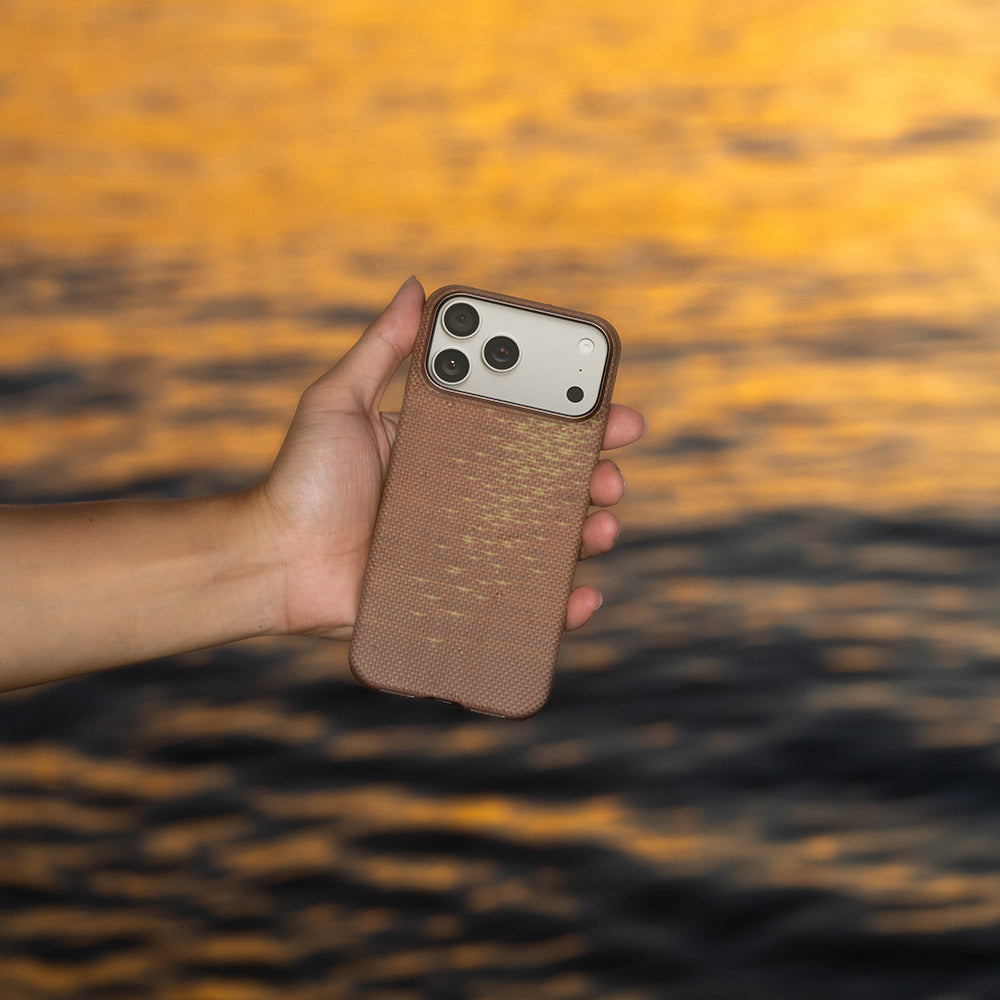 Apple iPhone 17 Pro Max Kılıf M-safe Şarj Özellikli Aramid Fiber Pitaka Glints of Gold Ultra Slim Serisi Kapak Gold