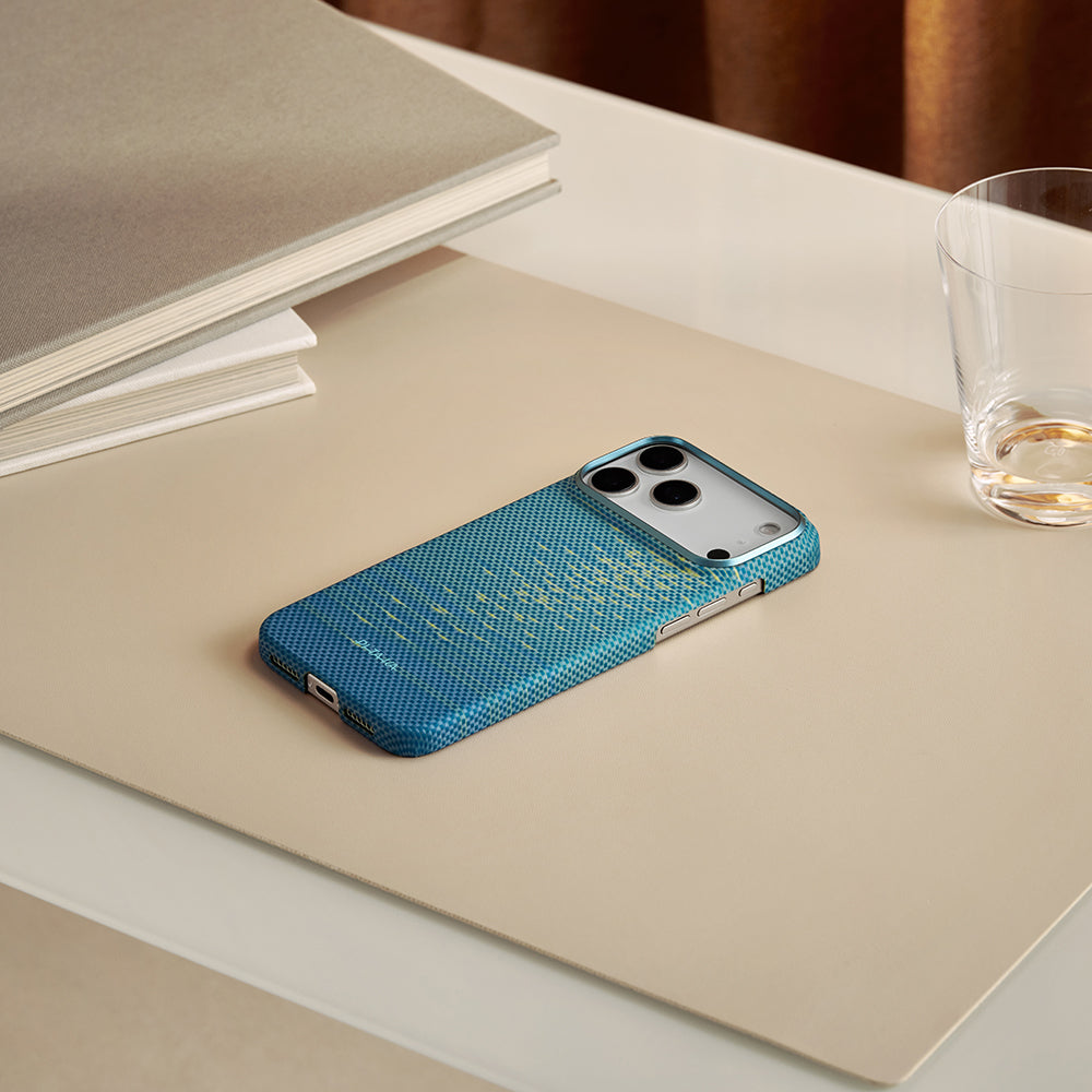 Apple iPhone 17 Pro Max Kılıf M-safe Şarj Özellikli Aramid Fiber Pitaka Glints of Gold Ultra Slim Serisi Kapak Mavi