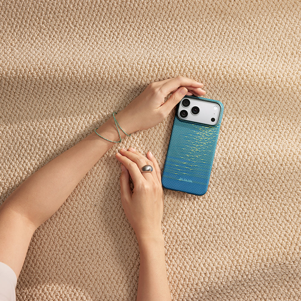 Apple iPhone 17 Pro Max Kılıf M-safe Şarj Özellikli Aramid Fiber Pitaka Glints of Gold Ultra Slim Serisi Kapak Mavi