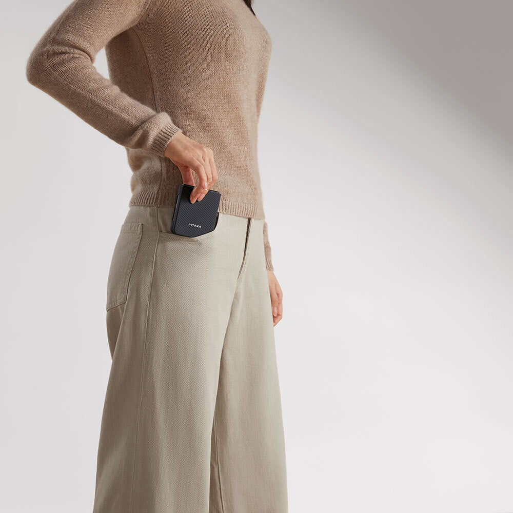 Galaxy Z Flip 6 Kılıf Magsafe Şarj Özellikli 600D Aramid Fiber Pitaka Ultra-Slim Classic Serisi Black-Grey Twill Kılıf Siyah-Gri