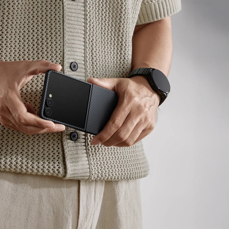 Galaxy Z Flip 7 Kılıf M-safe Şarj Özellikli 600D Aramid Fiber Pitaka Ultra-Slim Classic Serisi Black-Grey Twill Kapak Siyah-Gri